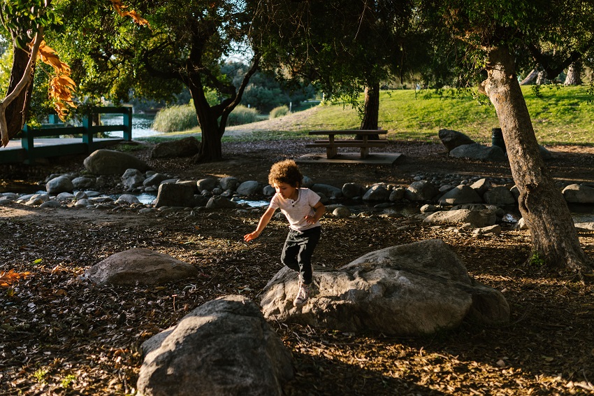 enfant dans la nature sautant sur des rochers. Capacités naturelles