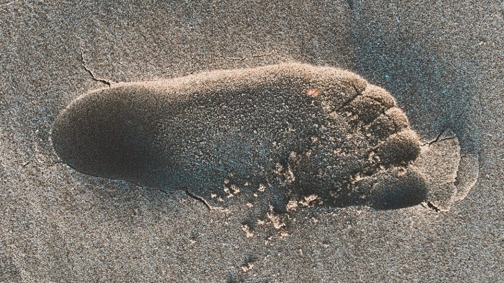 trace de pied sur du sable. Le premier pas de l'homme