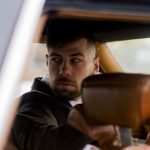 rotation du corps pour regarder derrière soi lors d'un créneau en voiture