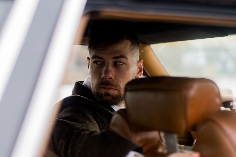 rotation du corps pour regarder derrière soi lors d'un créneau en voiture