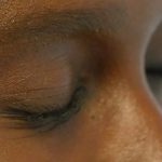 Personne debout les yeux fermés pour ressentir l'importance de la vision dans l'équilibre.