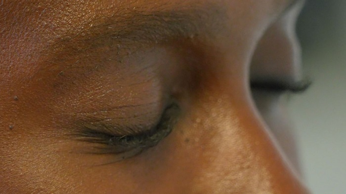 Personne debout les yeux fermés pour ressentir l'importance de la vision dans l'équilibre.